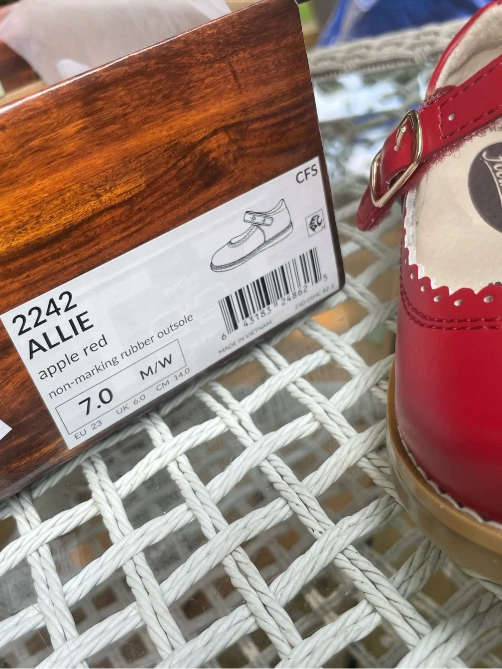 NIB VON MAUR ALLIE APPLE RED Girls Dress Shoes Sz 7